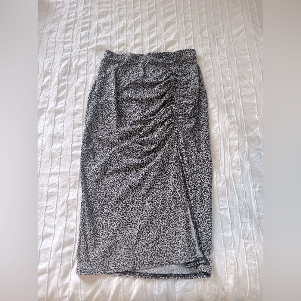 Cute tube skirt with slit.